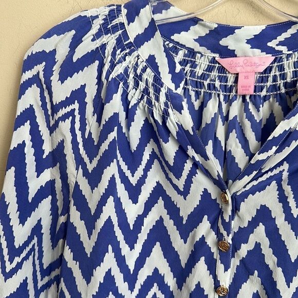Lilly Pulitzer 100% Silk Blue White Chevron Elsa Blouse XS - Picture 2 of 8